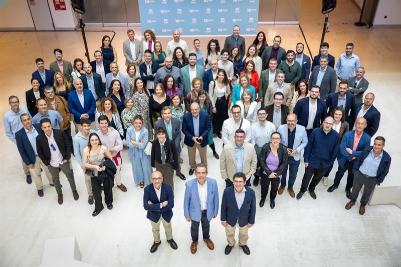 Equipo de Cenit celebrando 10 años a tu lado